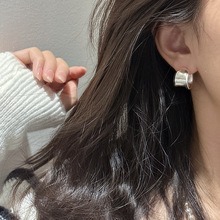 Pendientes coreanos minimalistas de plata de ley S925 estilo Matsumoto Huinai, con acabado esmerilado y diseño de barril exagerado. - Product Image 4