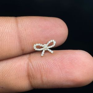 Pendientes de Diamante Radiante con Forma de Lazo en Oro de 14K con Delicado Estilo de Cinta - Product Image 1
