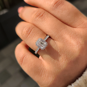 Elegante Anillo de Compromiso con Halo de Esmeraldas y Diamante Peekaboo, Oro de 10K, 14K, 18K, Joyería Nupcial de Laboratorio, Proveedor Mayorista en Línea - Product Image 1