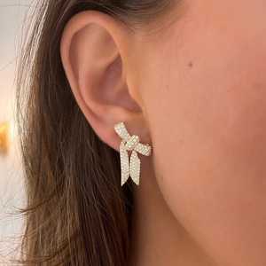 Boucles d'oreilles clous nœud ruban diamant en or massif 14K 18K, serties de diamants de laboratoire taille ronde pavé, fermoir poussoir, bijoux de luxe mobiles et élégants - Product Image 2