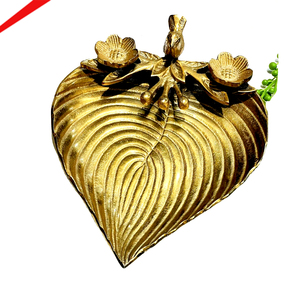 Plato Decorativo de Alta Calidad con Forma de Hoja de Corazón, Acabado Dorado, Hecho de Aluminio de Primera Calidad, Nuevo Plato para Servir - Product Image 1