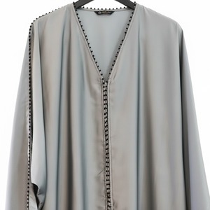 อาบายะห์มุสลิมแบบดั้งเดิมที่สง่างามสำหรับผู้หญิง ตกแต่งด้วยลูกไม้แบบเรียบง่ายสไตล์ดูไบ พร้อมเครื่องประดับ - Product Image 1