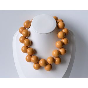 Collier en résine de moutarde de qualité supérieure, fait main, perles rondes surdimensionnées, bijoux de mode contemporains pour femmes - Product Image 1