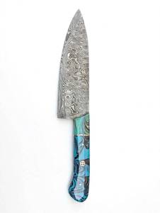 Herramienta utilitaria con mango de resina turquesa y negra con efecto espiral, personalizada, con hoja de acero de Damasco fija. - Product Image 4