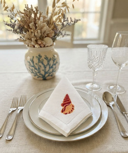 Serviettes de table carrées en coton brodées sur mesure avec motif escargot, élégantes pour la décoration de table, idéales pour la maison, les mariages et les fêtes. - Product Image 4