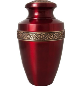 Urna de peltre cepillado con una cruz decorativa y bordes ornamentados de hojas. Diseño elegante. Disponible a precios de mayorista. - Product Image 3