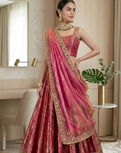 Ensemble Choli traditionnel de qualité supérieure, comprenant un Lehenga Banarasi avec broderies lourdes et un Dupatta, taille unique, idéal pour les fêtes et les mariages. - Product Image 4