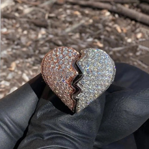 Anillo de Corazón Roto para Hombre con Moissanita y Diamantes, Chapado en Rodio, Plata de Ley 925, Acabado Bicolor, Estilo Hip Hop, Joyería con Engaste de Garras - Product Image 1