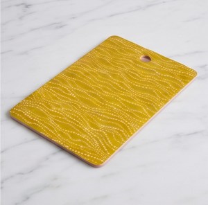 Tabla de cortar rectangular amarilla con patrón de ondas blancas punteadas y orificio para colgar - Product Image 1