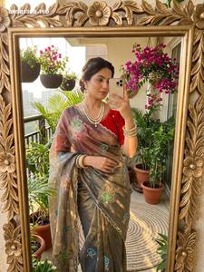 Magnifique sari en satin de soie fantaisie avec perles Khatli et travail artisanal en filet Butta - Bordure Cutdana - Blouse Khatli - Mode féminine - Product Image 2