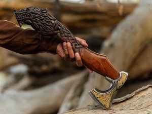Hacha Vikinga Hecha a Mano Personalizada OEM, Forjada Industrialmente, con un Hermoso Diseño, Mango de Madera Tallado y Funda de Acero al Carbono - Product Image 6