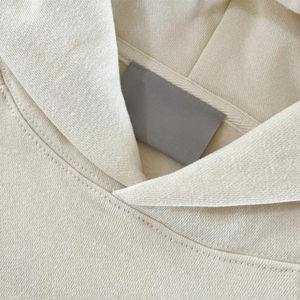 เสื้อฮู้ดดี้ผู้ชายแบบสั่งทำ OEM สไตล์วินเทจสำหรับฤดูหนาว ลายพิมพ์เรียบง่าย ผ้าฝ้าย 100% เป็นมิตรต่อสิ่งแวดล้อม พิมพ์ลายด้วยเทคนิคซิลค์สกรีน ประดับด้วยคริสตัล - Product Image 6