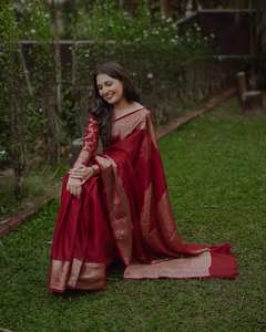 Sari de Seda Banarasi Color Granate con Borde Dorado Zari, Prenda Tradicional para Bodas, Seda Litchi Suave, Ropa Étnica para Novias - Product Image 5