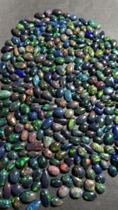 Ópalo Negro Natural Genuino Cabujón Brillante Welo, Piedra Luminosa de Formas Mixtas con Cambio de Color para Fabricación de Joyas, Lote a Precio Mayorista - Product Image 2