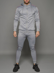 Conjunto Deportivo para Hombre, Sudadera con Capucha Gris, Corte Ajustado, Cierre de Cremallera, Diseño con Franjas Laterales, Ropa de Otoño - Product Image 2