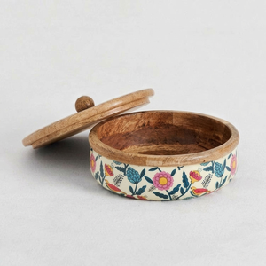 Plato de servir redondo de madera con diseño floral y tapa a juego, perfecto para vajilla moderna y rústica. - Product Image 1