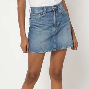 Faldas vaqueras mini plisadas de cintura media con doble cinturón para mujer, a la moda, de tiro medio, lavado medio, al por mayor - Product Image 1