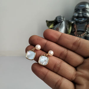 Pendientes de Perlas de Agua Dulce y Madreperla, Chapados en Oro, Antideslustre, Fabricante y Proveedor de Joyería al por Mayor - Product Image 3