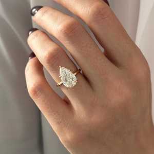 Bague solitaire en diamant de laboratoire taille poire allongée de 4 carats, pureté VVS2, 2 mm, monture basse à 5 griffes en or 14 carats, certifiée IGI - Product Image 1