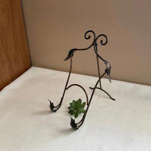 Elegante Soporte de Hierro para Platos, Diseño Decorativo para la Mesa, Crea una Exhibición Refinada y Organizada - Product Image 1