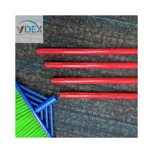 Mango de escoba de madera, palo de mopa, revestimiento de PVC de rayas rojas, madera de eucalipto 100% de VDEX, proveedor de Vietnam - Product Image 4