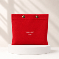 Pochettes en coton rouge personnalisées avec fermeture à bouton, logo imprimé, pour emballage de bijoux et mini-rangement, promotionnelles et personnalisables.