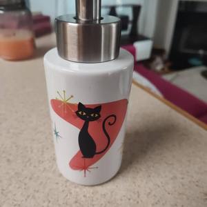 Distributeur de savon imprimé chats mignons, pompe à savon rechargeable pour lavage des mains, idéal pour la salle de bain de la crèche, la coiffeuse et la décoration des chambres d'enfants, provenance Inde - Product Image 3