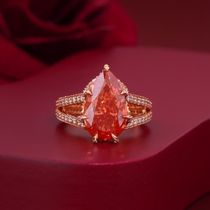 Bague de fiançailles en or rose 14 carats avec diamant de laboratoire taille poire rouge vif, clarté VS1, sertie à griffes et tige fendue pavée - Product Image 1