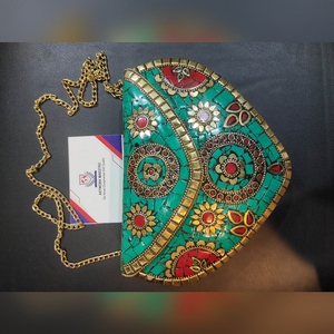 Bolso de Mano Triangular de Estilo Bohemio Hecho a Mano con Mosaico de Piedras Multicolores, Bolso Tipo Clutch para Conjuntos Modernos - Product Image 1