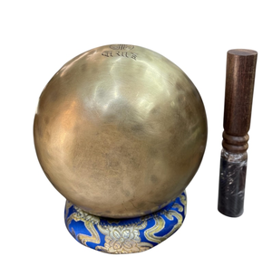Bol chantant artisanal en laiton avec marteau en bois et coussin brodé bleu et or, bol sonore traditionnel pour la méditation et le yoga - Product Image 3