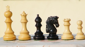 Juego de Piezas de Ajedrez de Madera, Diseño Clásico, Color Negro y Natural, Caja de Ajedrez Decorativa de Lujo y Duradera para Niños Unisex - Product Image 3