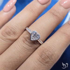 Anillo de diamante cultivado en laboratorio con corte en forma de corazón, inspirado en el amor, con engaste de bisel de 1.0 quilates y banda de canal en oro blanco de 10k. - Product Image 5