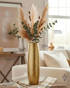 Jarrón de Latón Martillado Maxxinn con Eucalipto y Pampas Secas, Decoración Bohemia para Mesa - Product Image 1