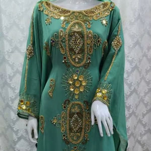Kaftan de luxe en georgette vert émeraude avec broderies dorées complexes et embellissements perlés – Robe de soirée formelle - Product Image 1