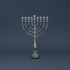 Chandeliers Menorah faits à la main en fer robuste – Décoration élégante pour festivals religieux et accent de décoration intérieure - Product Image 1
