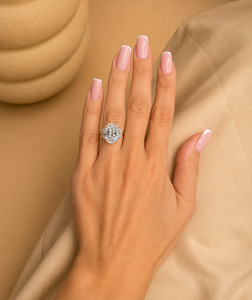 Anillo de Compromiso de Lujo con Tres Diamantes Ovalados de 7 Quilates Cultivados en Laboratorio, Piedras Laterales en Forma de Media Luna, Oro Blanco de 14k, Certificado IGI - Product Image 3