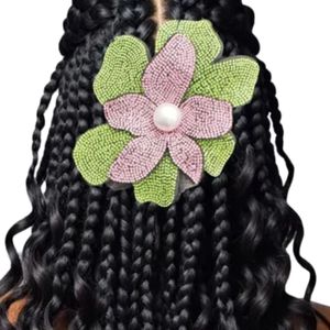 Broche Fleur Artisanale Rose et Verte Éclatante, Clip Élégant pour Cheveux, Bijou de Mode Féminin, Cadeau Idéal pour Fête et Mariage - Product Image 3