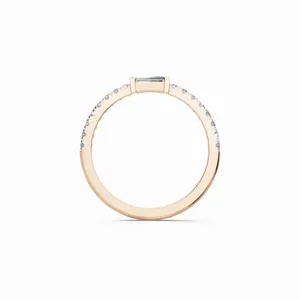 Bague de luxe moderne en or jaune 18 carats pour femme, avec solitaire baguette de laboratoire et bande pavée de diamants baguette et ronds - Product Image 4