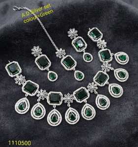Ensemble collier et boucles d'oreilles pour femme, design floral corail plaqué platine, style ethnique traditionnel, haute qualité, certifié par un tiers - Product Image 1