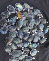 Pendentifs vintage faits à la main en laiton, assortiment de pierres de labradorite en forme de goutte, sertis en argent plaqué, fournisseur en gros de bijoux en pierres précieuses