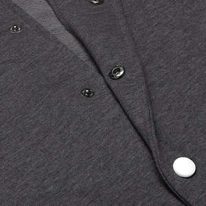 เสื้อแจ็คเก็ตวาร์ซิตี้สีดำสำหรับผู้ชาย ปกเสื้อลายทาง ติดกระดุมแป๊ก น้ำหนักเบา สวมใส่สบาย เหมาะสำหรับฤดูใบไม้ร่วง ฤดูหนาว ใช้ได้ทั้งเล่นกีฬาหรือสไตล์สตรีทแฟชั่น - Product Image 4