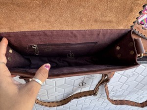 กระเป๋าหนังแท้ทำมือสไตล์บันจารา กระเป๋าสะพายไหล่สไตล์ยิปซี ดีไซน์เก๋ ใช้งานได้หลากหลาย กระเป๋าปักลายเก๋ไก๋สำหรับผู้หญิง - Product Image 6