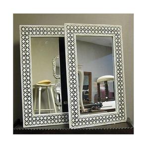 Miroir mural rectangulaire moderne style ferme, en bois et incrustations d'os, cadre rayé marron et blanc, bordure dorée - Décoration de luxe artisanale et durable - Product Image 4