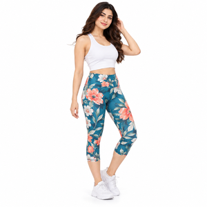 Legging Capri pour femme, doté d'une construction douce, d'un tissu respirant et absorbant l'humidité, d'un tissu flexible, d'une taille haute confortable - Product Image 1