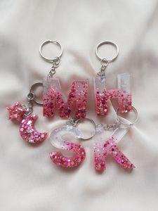 Llavero de Resina Personalizado con Letra Inicial, Diseño Floral, Láminas Doradas y Acabado Hecho a Mano para Regalo Personalizado - Product Image 4