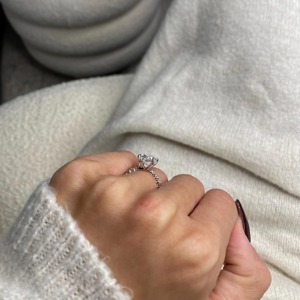 Bague de fiançailles KRISHNAVII avec diamant de laboratoire taille ovale, plaqué or 18 carats et pierres latérales de 2,5 carats - Product Image 5