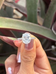 Anillo de compromiso de lujo personalizado de plata 925 y oro blanco con moissanita de corte redondo y engaste pavé, regalo para esposa - Product Image 6