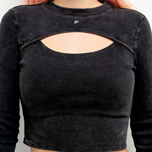 Camiseta corta negra acanalada con aberturas y manga larga para mujer, estilo urbano, ajustada, de moda, marca privada, OEM, personalizada, camisa de mujer, EE. UU. - Product Image 3