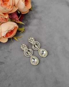 Pendientes elegantes con piedras preciosas en forma de lágrima, pendientes de diseño para mujer, joyería étnica para fiestas y celebraciones. - Product Image 1