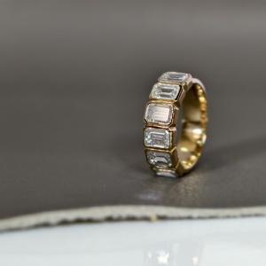 Anillo de banda de oro macizo de 18 quilates con seis diamantes cultivados en laboratorio con corte esmeralda y engaste de bisel, ideal para regalo de compromiso, boda o aniversario. - Product Image 4